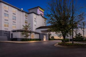 a rendering of a hotel at night at Spark by Hilton Lynchburg in Lynchburg