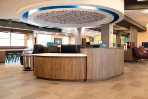 a lobby with a waiting area with a large ceiling at Tru By Hilton Grimes Des Moines in Grimes +94 photos