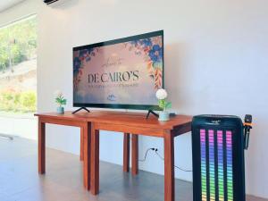 TV a/nebo společenská místnost v ubytování De Cairo's Mountain & Ocean View Resort