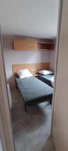 Ένα ή περισσότερα κρεβάτια σε δωμάτιο στο Mobil home chez Thierry et Véro