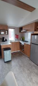 Η κουζίνα ή μικρή κουζίνα στο Mobil home chez Thierry et Véro