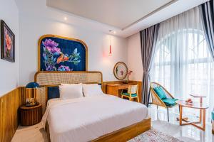 Misaki HCM Airport Hotel في مدينة هوشي منه: غرفة نوم بها سرير ومكتب ونافذة