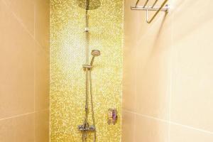 Misaki HCM Airport Hotel في مدينة هوشي منه: حمام مع دش وباب زجاجي +46 صورة