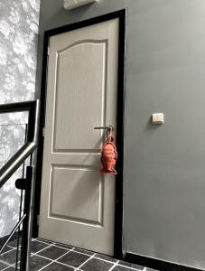 een deur met een pot erop in een kamer bij Gastenkamer BLOOM in Brugge