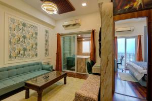 una sala de estar con un sofá y una mesa en Sunworld Arista, en Noida