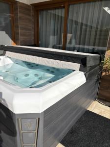 un jacuzzi sentado en la parte superior de una casa en 4 Seasons Apartman, en Balatonszárszó