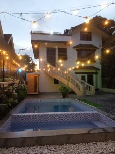 een villa met zwembad voor een huis bij Montego Lakeview House with Taal View in Ulot