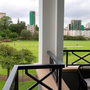 een balkon met uitzicht op een golfbaan bij Azania Homes Residence-Opposite Movenpick Hotel in Nairobi