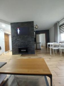 TV a/nebo společenská místnost v ubytování Sunny Family Zator Energylandia