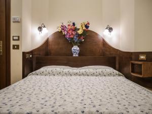 Postel nebo postele na pokoji v ubytování Hotel 4 Coronati