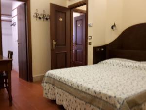 Postel nebo postele na pokoji v ubytování Hotel 4 Coronati