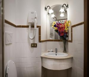 Koupelna v ubytování Hotel 4 Coronati