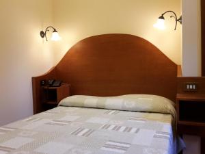 Postel nebo postele na pokoji v ubytování Hotel 4 Coronati