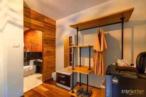 a room with a room with a bathroom at Evergreen2 เอเวอร์กรีนทู in Ban Pok Nai