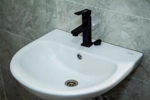 MeranにあるDel Migos Hotel & Suitesのバスルーム(黒い蛇口付きのシンク付) +8枚の写真