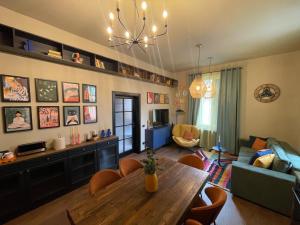 a living room with a table and a couch at Zur Linde in Sibiu