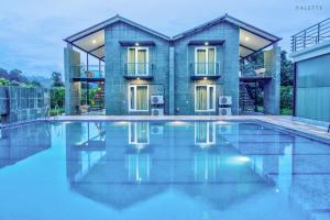 Bazén v ubytování The Cloyster Resort and Spa nebo v jeho okolí