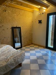 a bedroom with a bed and a mirror on the wall at Maison Le Mans in Teloché
