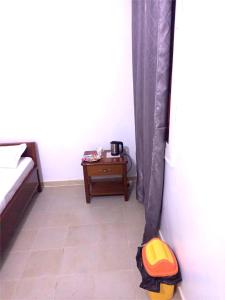 a room with a bed and a table in a room at Rabbi Chambres in Mbour +58 photos