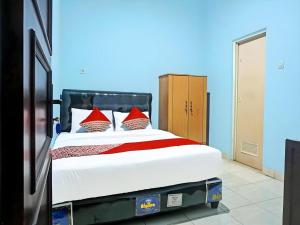 ジャカルタにあるHotel O J&b Rooms Tomangのベッドルーム1室(大型ベッド1台、赤い枕付) +105枚の写真