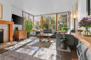 een woonkamer met een bank en een open haard bij RMR: Yarrow 2311 Condo in The AspensWilson WY in Moose Wilson Road