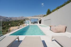 una piscina en el patio trasero de una casa en Dione Villa, en Sellía
