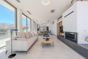 Una sala de estar con un sofá y una chimenea. en Dione Villa, en Sellía