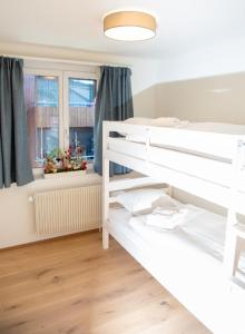 Ένα ή περισσότερα κρεβάτια σε δωμάτιο στο 4 room apartment for 8 people Bergcafé Aurora Lenzerheide