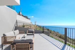 a balcony with chairs and a view of the ocean at Zeus Villa in Sellía