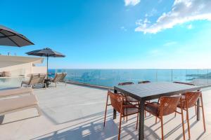 a patio with a table and chairs on a balcony at Zeus Villa in Sellía