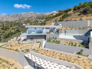 Una vista aérea de una casa con montañas al fondo. en Zeus Villa, en Sellía