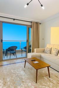 Posezení v ubytování ALEX HOMES - Gleem Royal Plaza Luxury Apartments Direct Sea View