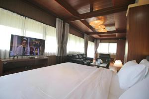 TV a/nebo společenská místnost v ubytování Sabda Alam Agro & Farmstay + 60 fotografií