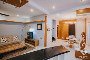 Μια τηλεόραση ή/και κέντρο ψυχαγωγίας στο Luxe Retreat Homestay by Verve