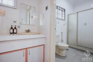 Ένα μπάνιο στο Luxe Retreat Homestay by Verve +21 φωτογραφίες