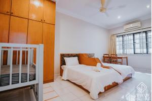 Ένα ή περισσότερα κρεβάτια σε δωμάτιο στο Luxe Retreat Homestay by Verve