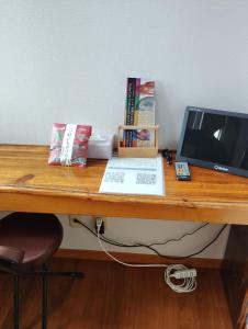 那覇市にあるリンゴテラス壺屋のノートパソコンと本が置かれた机