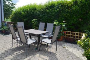 einen Tisch und Stühle auf einer Terrasse in der Unterkunft Ferienwohnung Familie Stuhr in Staatz