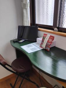 那覇市にあるリンゴテラス壺屋のノートパソコンが置かれた緑色の机