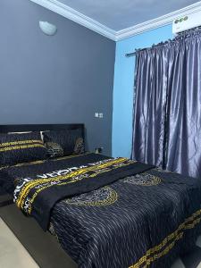 Ένα ή περισσότερα κρεβάτια σε δωμάτιο στο Okiroro Green Field Hotel