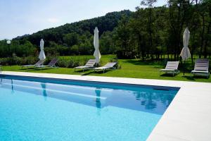 Bazén v ubytování Pietralunga Resort nebo v jeho okolí