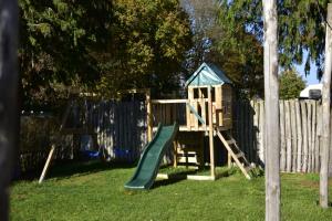 Herní místnost nebo prostor pro děti v ubytování The Holidayhouse