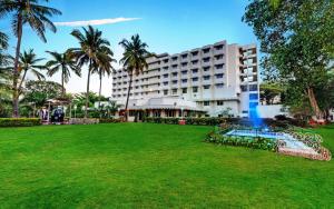 奥兰加巴德Ambassador Ajanta Hotel, Aurangabad的一座大型建筑,前面有一个公园