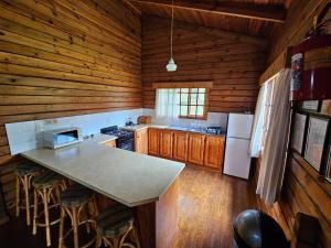 グラスコップにあるLisbon Eco Lodgeのログキャビン内の島付きキッチン