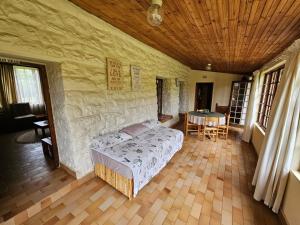 グラスコップにあるLisbon Eco Lodgeのベッドとテーブルのある寝室