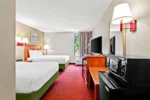 TV a/nebo společenská místnost v ubytování Econo Lodge Mt Hope - Beckley North