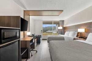 Postel nebo postele na pokoji v ubytování Quality Inn and Suites + 64 fotografií