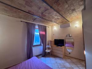 ヴィテルボにあるViola Houseのベッドと鏡付きの机がある寝室 +10枚の写真