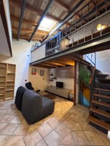 ヴィテルボにあるViola Houseのソファと階段のあるリビングルーム