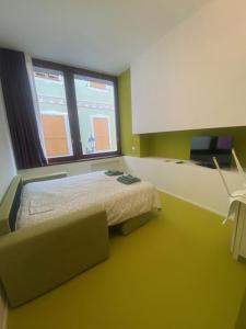 a small room with a bed and a window at Mediterranea in Arenzano